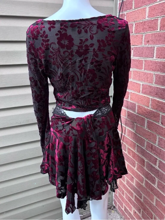 DOLLS KILL WIDOW RED BLACK LACE UP BELL SLEEVE TWO PIECE SKIRT SET SIZE XXL - Picture 3 of 7